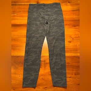 VUORI Women Size Large Clean Elevation Gray Black Camo Gym Yoga Leggings